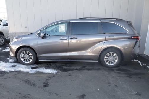 2022 Toyota Sienna LE