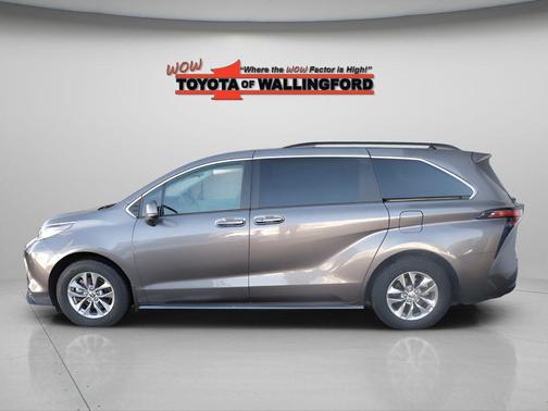 2022 Toyota Sienna LE