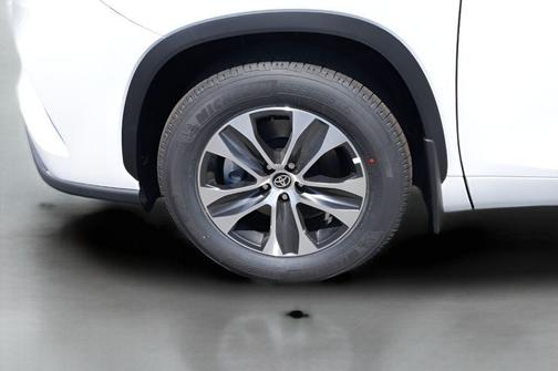Pearl 2026 Toyota Highlander XLE