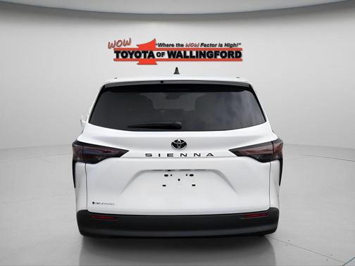 Ice 2026 Toyota Sienna LE