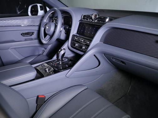 2024 Bentley Bentayga EWB V8