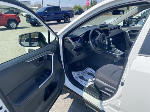 Ice Cap 2025 Toyota RAV4 LE