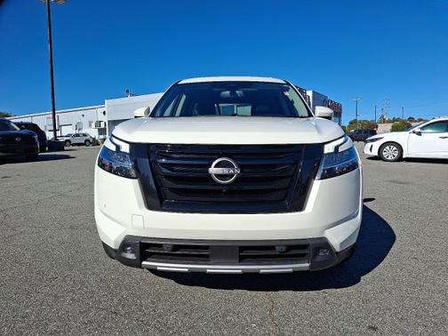 2022 Nissan Pathfinder SL