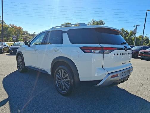 2022 Nissan Pathfinder SL