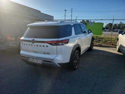 2022 Nissan Pathfinder SL