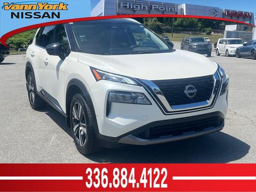 Pearl White Tricoat/Super Black 2023 Nissan Rogue SL