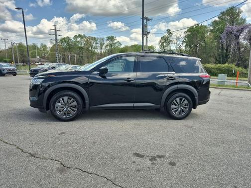 SUPER BLK 2026 Nissan Pathfinder SV