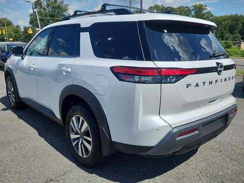 Everest Wht Prl 2026 Nissan Pathfinder SL