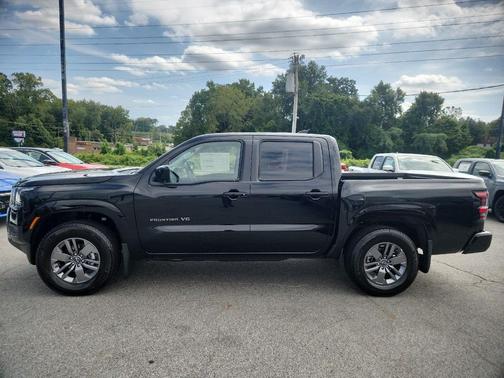 Super Blk 2027 Nissan Frontier SV