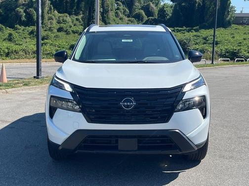 Everest Wht Prl 2026 Nissan Rogue Dark Armor