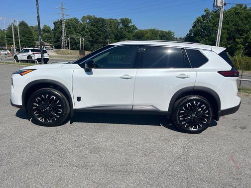 Everest Wht Prl 2026 Nissan Rogue Dark Armor