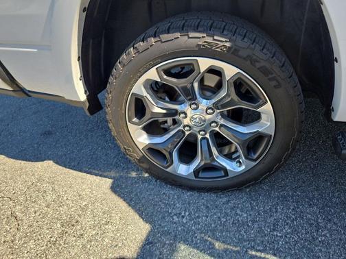 Ivory White Tri-Coat Pearlcoat 2019 RAM 1500 Longhorn