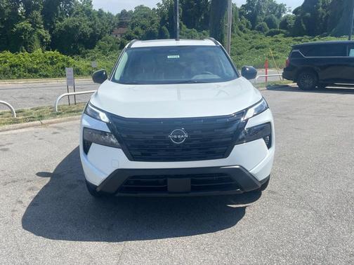Everest Wht Prl 2026 Nissan Rogue Dark Armor
