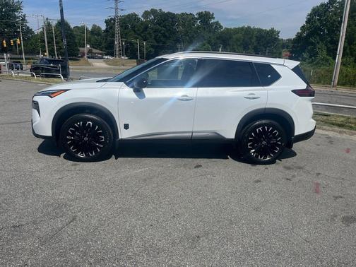 Everest Wht Prl 2026 Nissan Rogue Dark Armor