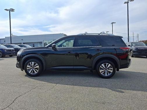 2025 Nissan Pathfinder SL FWD