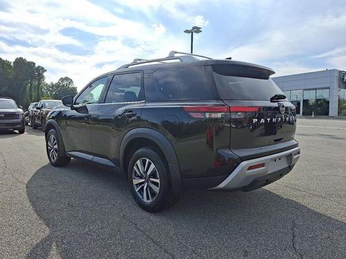 2025 Nissan Pathfinder SL FWD