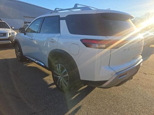 2024 Nissan Pathfinder Platinum FWD