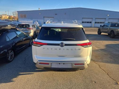 2024 Nissan Pathfinder Platinum FWD