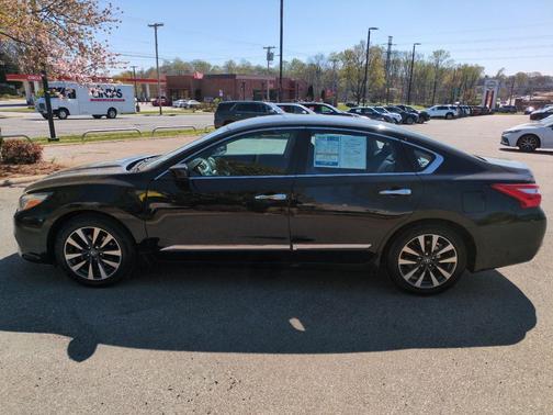 Super Black 2017 Nissan Altima 2.5 SV