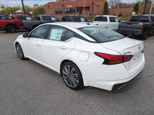 GLACIER WHT 2026 Nissan Altima SV FWD