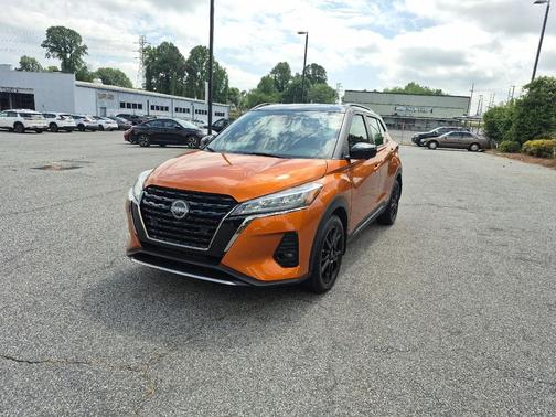Monarch Orange Metallic/Super Black 2024 Nissan Kicks SR