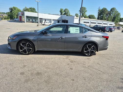 GUN MET 2026 Nissan Altima SR FWD