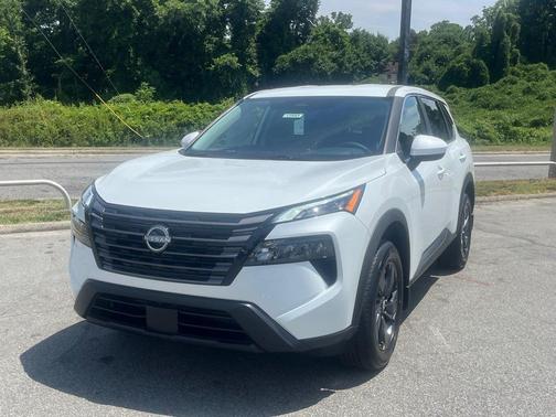 Everest Wht Prl 2026 Nissan Rogue SV