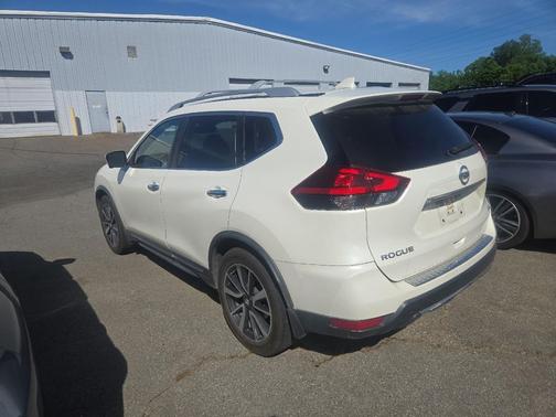 Pearl White 2018 Nissan Rogue SL