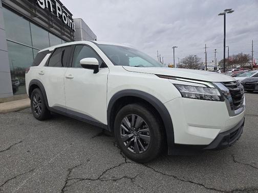 2022 Nissan Pathfinder S 2WD