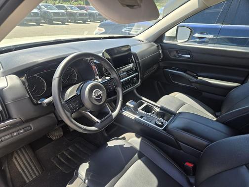 Pearl White Tricoat/Super Black 2023 Nissan Pathfinder SL 4WD