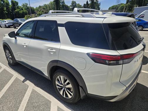 Pearl White Tricoat/Super Black 2023 Nissan Pathfinder SL 4WD