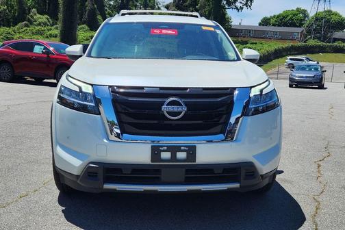 Pearl White Tricoat/Super Black 2023 Nissan Pathfinder SL 4WD