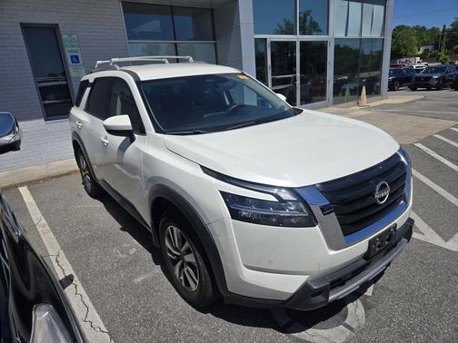 Pearl White Tricoat/Super Black 2023 Nissan Pathfinder SL 4WD