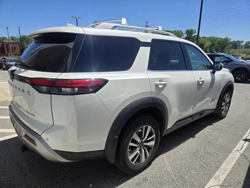 Pearl White Tricoat/Super Black 2023 Nissan Pathfinder SL 4WD