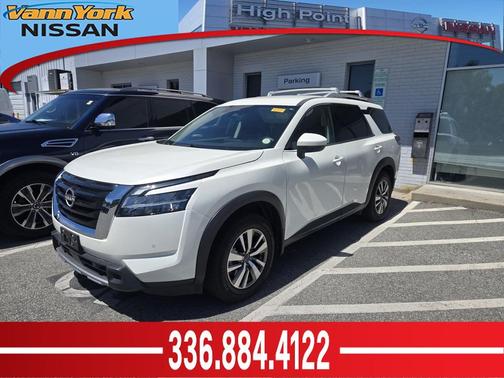 Pearl White Tricoat/Super Black 2023 Nissan Pathfinder SL 4WD