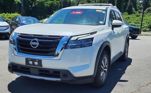 Pearl White Tricoat/Super Black 2023 Nissan Pathfinder SL 4WD