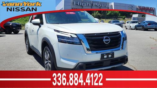 Pearl White Tricoat/Super Black 2023 Nissan Pathfinder SL 4WD