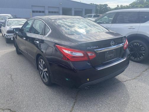 Super Black 2016 Nissan Altima 2.5 SR