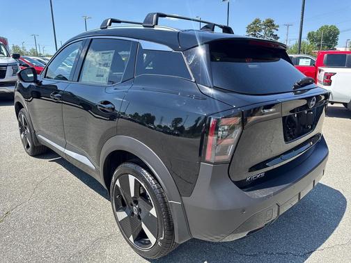SUPER BLK 2026 Nissan Kicks SR