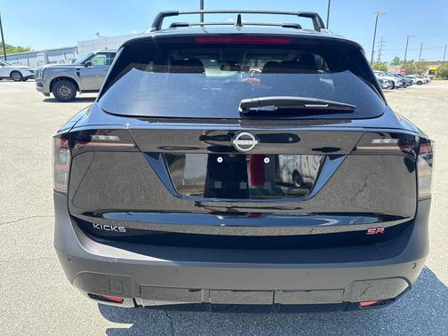 SUPER BLK 2026 Nissan Kicks SR