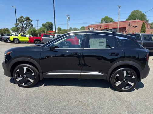 SUPER BLK 2026 Nissan Kicks SR