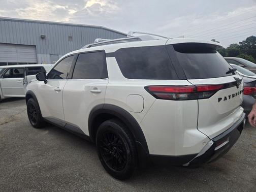 Pearl White Tricoat 2024 Nissan Pathfinder SL 4WD