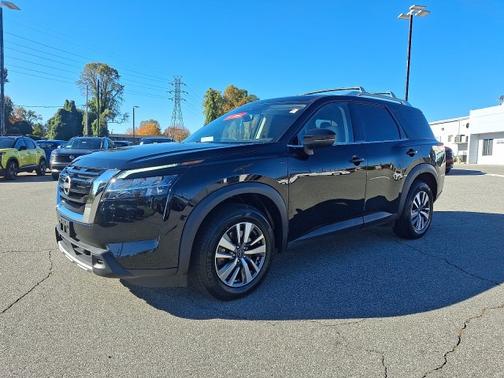 2023 Nissan Pathfinder SL
