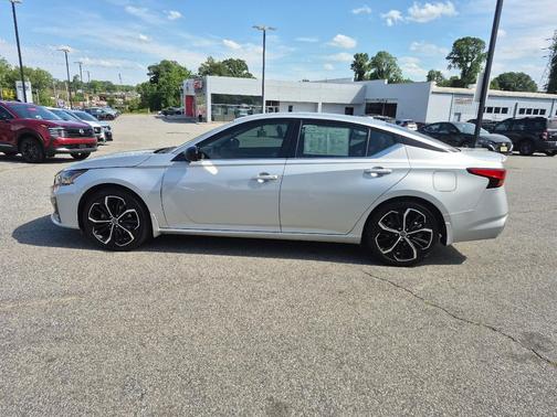 Brilliant Silver Metallic 2023 Nissan Altima SR FWD