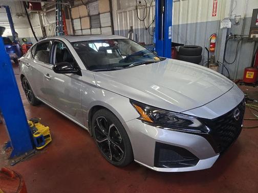 Brilliant Silver Metallic 2023 Nissan Altima SR FWD