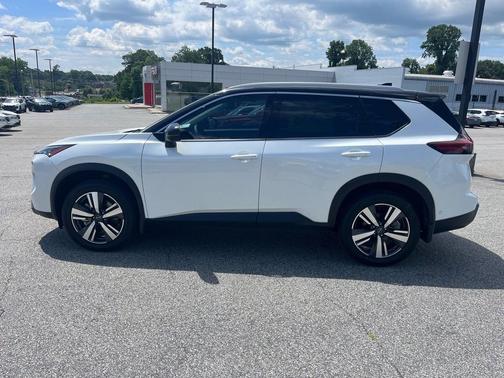 Everest White Pearl/Super Black 2025 Nissan Rogue SL