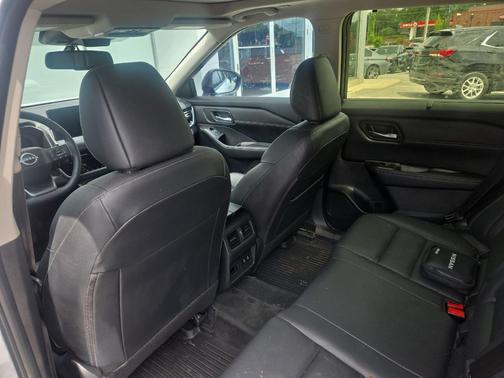 Everest White Pearl/Super Black 2025 Nissan Rogue SL