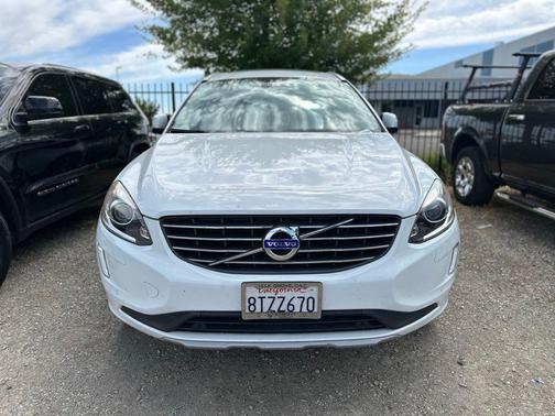 Ice White 2017 Volvo XC60 T5 Inscription