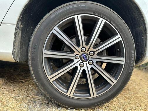 Ice White 2017 Volvo XC60 T5 Inscription