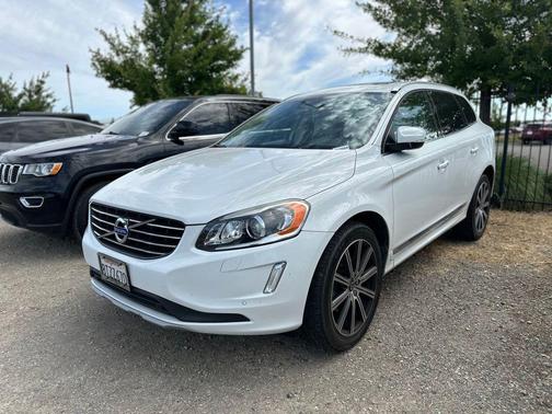 Ice White 2017 Volvo XC60 T5 Inscription